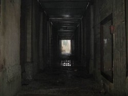 Здесь успели сделать крышу, началась темная часть бункера.