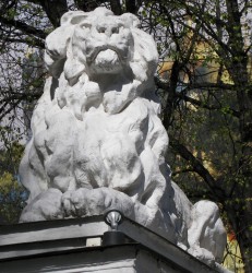 IMG_0808.JPG (430.85 КБ) 34638 просмотров Один из двух, лежащих на воротах центрального дома учёных